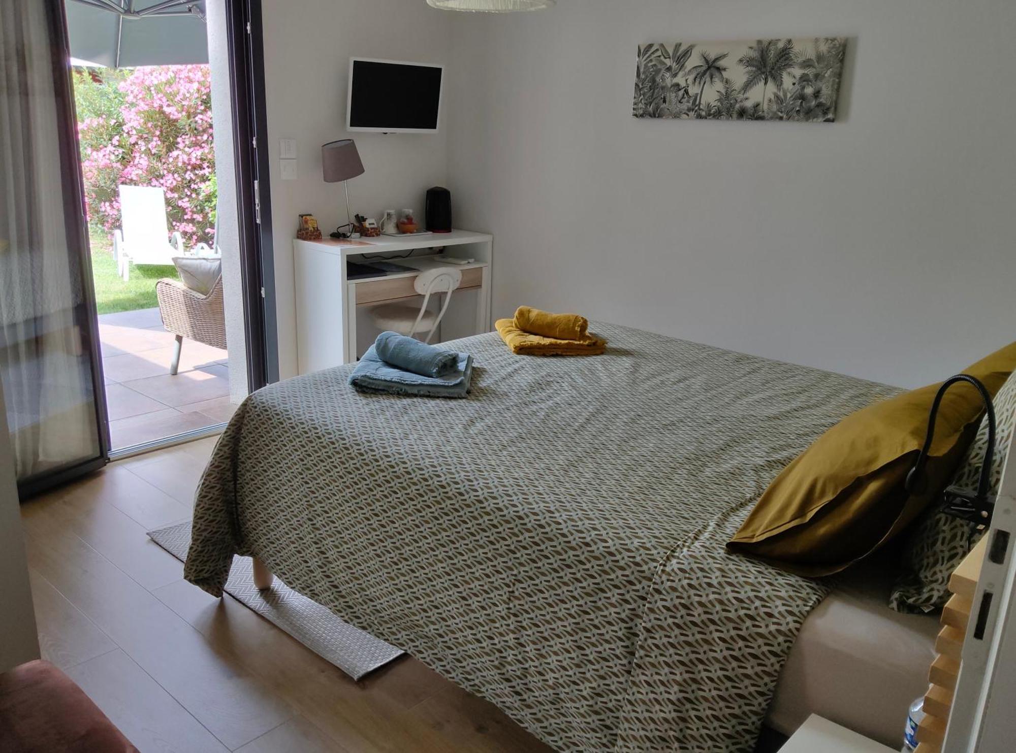 Du Cote De Chez Paule, Chambre Avec Entree Independante Et Salle D'Eau Privative Séméac Dış mekan fotoğraf